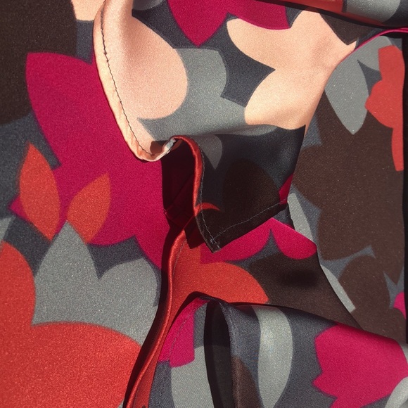 Silky Sleeveless Floral Blouse - Picture 3 of 3